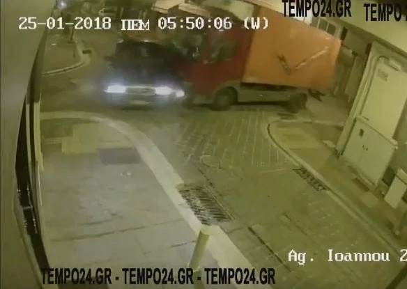 Αχαΐα: Τροχαίο στην κάμερα! Φορτηγό πέφτει πάνω σε αυτοκίνητο (βίντεο)